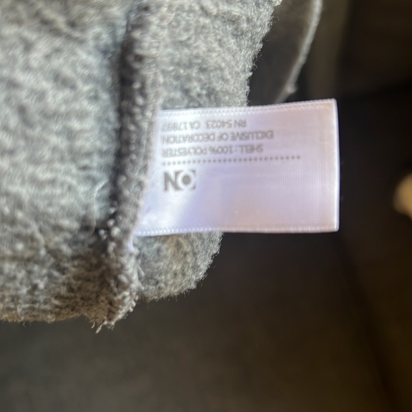 Beautiful fleece jacket by Old Navy. Neck zipper - Picture 3 of 6